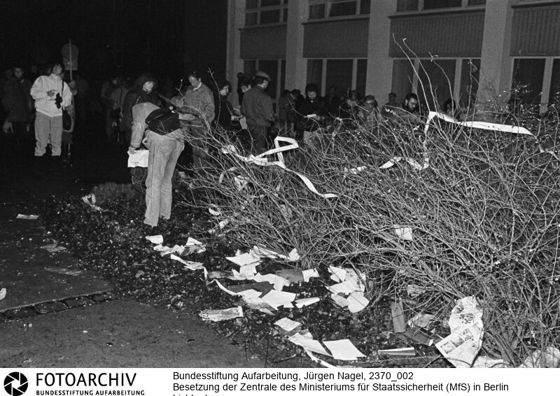 Tausende Menschen versammelten sich am 15.01.1990 vor der Zentrale des Ministeriums für Staatssicherheit (MfS) in Berlin Lichtenberg. Sie folgten damit dem Aufruf der Bürgerbewegung "Neues Forum". <BR>Aufnahmedatum: 15.01.1990<BR>Material/Technik: Foto<BR>Aufnahmeort: Berlin<BR>Signatur: 2370_002<BR>