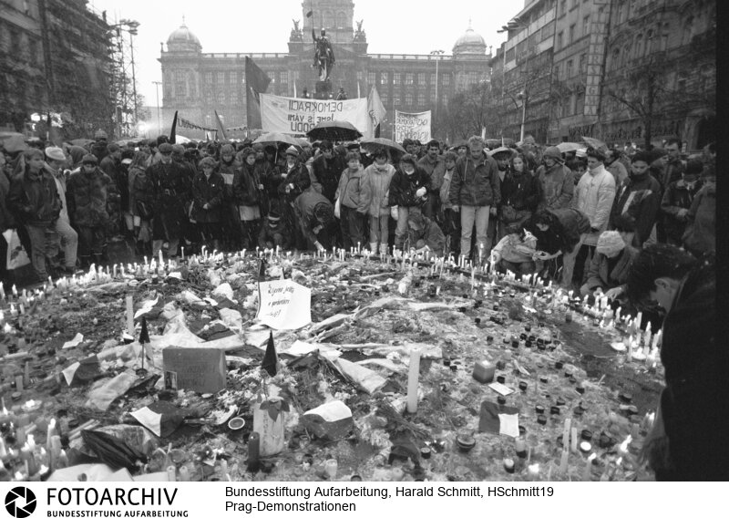 Bild 83. Fünf Tage im November: Ab dem 21.11. versammeln sich jeden Tag Demonstranten auf dem Prager Wenzelplatz, und jeden Tag werden es mehr. Mit Blumen und Kerzen gedenken sie der Opfer des Regimes, auf Transparenten fordern sie Demokratie. Film: 89 1102  Negativ: 28a.Tschechoslowakei 4.<BR>Aufnahmedatum: November 1989<BR>Material/Technik: Foto<BR>Aufnahmeort: Prag / Tschechoslowakei (Tschechien)<BR>Signatur: HSchmitt19