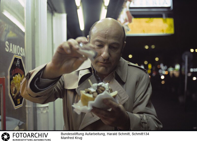 Der in der DDR äußerst populäre Schauspieler und Sänger wird mit einem teilweisen Berufsverbot bestraft und reist 1977 in den Westen aus. In Hamburg dreht er noch im gleichen Jahr seinen ersten "Tatort". Dia: P 1/7.<BR>Person: Krug, Manfred, [08.02.1937 - 21.10.2016], (Krug, Manfred), deutscher Schauspieler, Sänger und Schriftsteller<BR>Aufnahmedatum: 1984<BR>Material/Technik: Foto / Dia<BR>Aufnahmeort: Westdeutschland (Deutschland)<BR>Signatur: Schmitt134