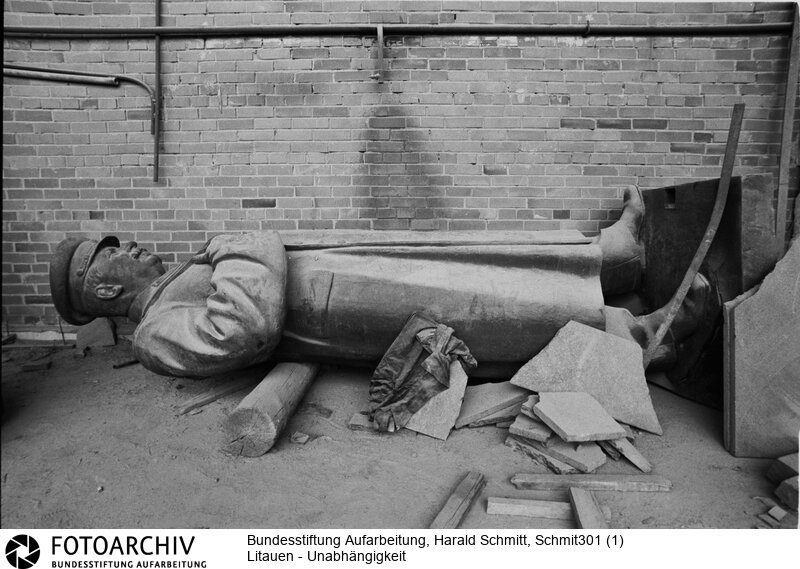 Auch Stalin wird entsorgt. Sein Denkmal erinnert die Litauer an ein düsteres Kapitel ihrer Geschichte. Durch das Abkommen zwischen Stalin und Hitler verlor das Land seine Eigenstaatlichkeit und wurde der Sowjetunion ausgeliefert.<BR>Aufnahmedatum: September 1991<BR>Material/Technik: Foto<BR>Aufnahmeort: Litauen<BR>Signatur: Schmit301 (1)