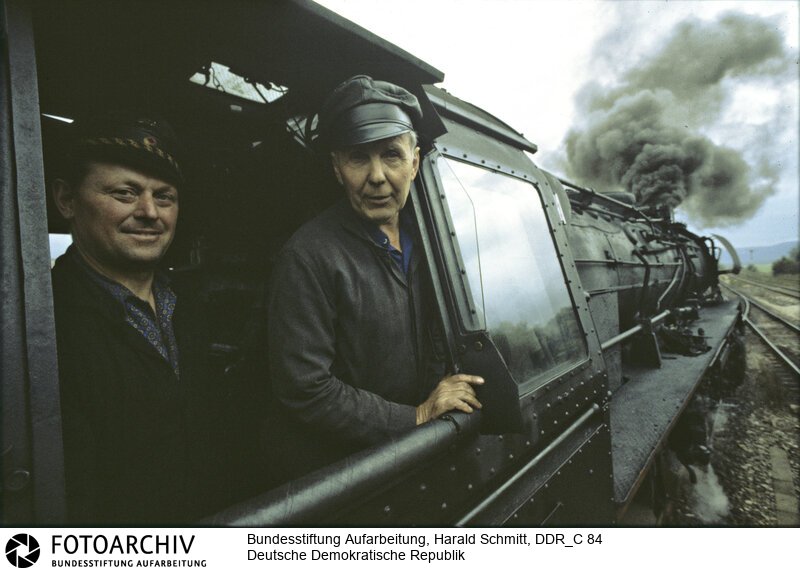 Deutsche Demokratische Republik. Deutsche Reichsbahn. Eine 99er Lokomotive mit Lokomotivfuehrer und Heizer in Putbus auf Rügen. DIA:  33/05<BR>Aufnahmedatum: 1982<BR>Material/Technik: Foto / Dia<BR>Aufnahmeort: Putbus / Rügen / Deutschland<BR>Signatur: DDR_C 84