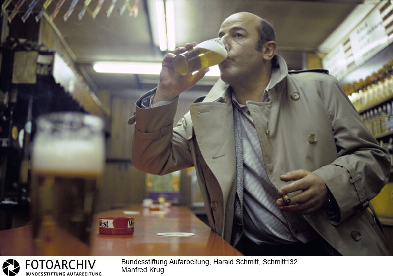 Auch Manfred Krug gehörte zu den Künstler; die sich dem Protest gegen die Ausbürgerung von Wolf Biermann 1976 angeschlossen hatten. Der in der DDR äußerst populäre Schauspieler und Sänger wird mit einem teilweisen Berufsverbot bestraft und reist 1977 in den Westen aus. In Hamburg dreht er noch im gleichen Jahr seinen ersten "Tatort". Dia: P1/08.<BR>Person: Krug, Manfred, [08.02.1937 - 21.10.2016], (Krug, Manfred), deutscher Schauspieler, Sänger und Schriftsteller<BR>Aufnahmedatum: 1984<BR>Material/Technik: Foto / Dia<BR>Aufnahmeort: Westdeutschland (Deutschland)<BR>Signatur: Schmitt132