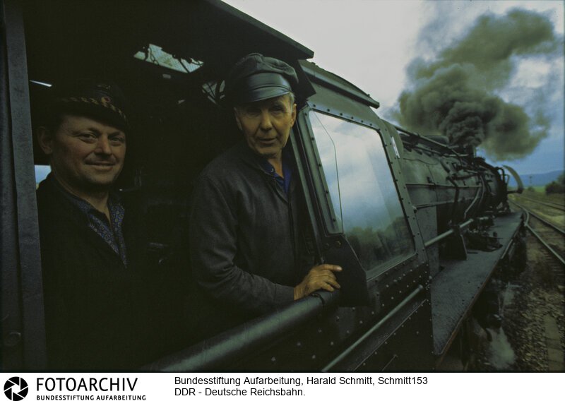 Eine 99er Lokomotive mit Lokomotivführer und Heizer in Putbus auf Rügen. DIA:  33/05<BR>Aufnahmedatum: 1982<BR>Material/Technik: Foto / Dia<BR>Aufnahmeort: Putbus / Rügen / Deutschland<BR>Signatur: Schmitt153