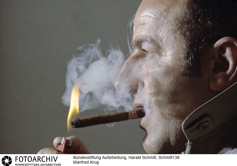 Der in der DDR äußerst populäre Schauspieler und Sänger wird mit einem teilweisen Berufsverbot bestraft und reist 1977 in den Westen aus. In Hamburg dreht er noch im gleichen Jahr seinen ersten "Tatort". Dia: Veroeffentlicht  VOE TV 94/6.<BR>Person: Krug, Manfred, [08.02.1937 - 21.10.2016], (Krug, Manfred), deutscher Schauspieler, Sänger und Schriftsteller<BR>Aufnahmedatum: 1984<BR>Material/Technik: Foto / Dia<BR>Aufnahmeort: Westdeutschland (Deutschland)<BR>Signatur: Schmitt138