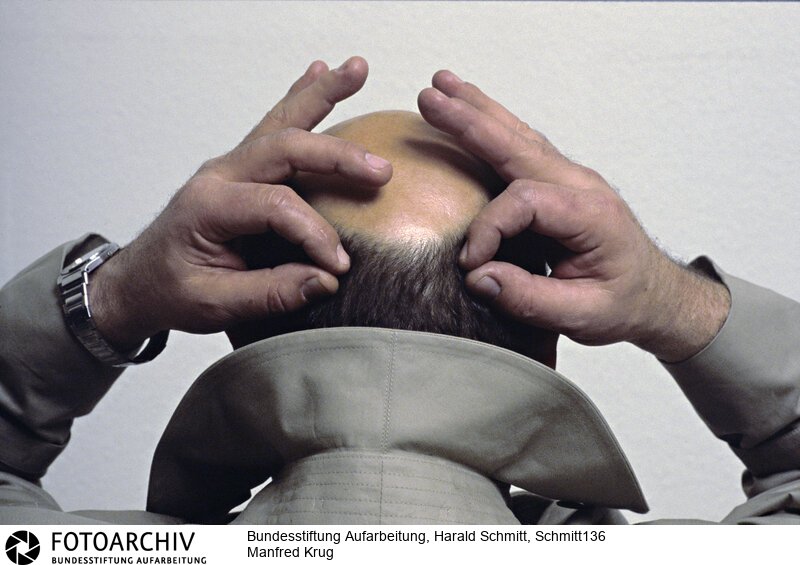 Der in der DDR äußerst populäre Schauspieler und Sänger wird mit einem teilweisen Berufsverbot bestraft und reist 1977 in den Westen aus. In Hamburg dreht er noch im gleichen Jahr seinen ersten "Tatort". Dia: Veroeffentlicht  VOE TV 94/6.<BR>Person: Krug, Manfred, [08.02.1937 - 21.10.2016], (Krug, Manfred), deutscher Schauspieler, Sänger und Schriftsteller<BR>Aufnahmedatum: 1984<BR>Material/Technik: Foto / Dia<BR>Aufnahmeort: Westdeutschland (Deutschland)<BR>Signatur: Schmitt136