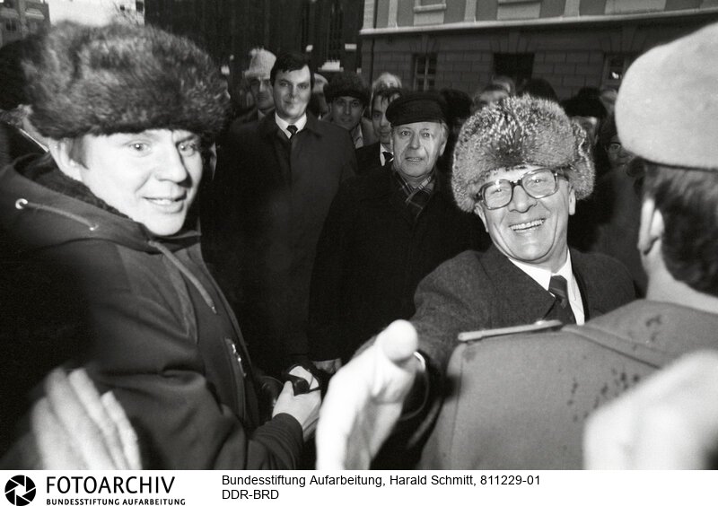 Besuch von Bundeskanzler Helmut SCHMIDT bei Erich HONECKER in Güstrow in der DDR<BR>Person: Honecker, Erich, [25.8.1912 - 29.5.1994], DDR- Politiker und Staatschef der DDRHonecker, Erich, [25.8.1912 - 29.5.1994], DDR-Politiker und Staatsoberhaupt der DDR Schmidt, Helmut, [23.12.1918 -10.11.2015], deutscher Politiker und Bundeskanzler 1974-1982<BR>Aufnahmedatum: Dezember 1981<BR>Material/Technik: Foto<BR>Aufnahmeort: Güstrow / DDR (Deutschland)<BR>Signatur: 811229-01