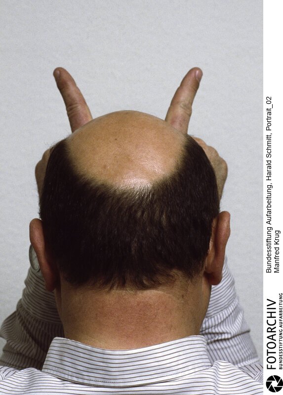 Auch Manfred Krug gehörte zu den Künstlern, die sich dem Protest gegen die Ausbürgerung von Wolf Biermann 1976 angeschlossen hatten. Der in der DDR äußerst populäre Schauspieler und Sänger wird mit einem teilweisen Berufsverbot bestraft und reist 1977 in den Westen aus. In Hamburg dreht er noch im gleichen Jahr seinen ersten "Tatort". Schmitt_0 019<BR>Person: Krug, Manfred, [08.02.1937 - 21.10.2016], (Krug, Manfred), deutscher Schauspieler, Sänger und Schriftsteller<BR>Aufnahmedatum: 1984<BR>Material/Technik: Foto<BR>Aufnahmeort: Westdeutschland (Deutschland)<BR>Signatur: Portrait_02