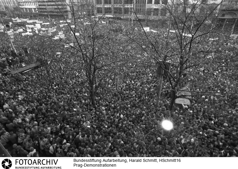 Demonstrationen in Prag in der Tschechoslowakei vom 21.-25.11.1989. Grossdemonstration auf dem Wenzelsplatz mit über  200 000 Menschen. Film: 89 1124  Negativ: 23.<BR>Aufnahmedatum: November 1989<BR>Material/Technik: Foto<BR>Aufnahmeort: Prag / Tschechoslowakei (Tschechien)<BR>Signatur: HSchmitt16