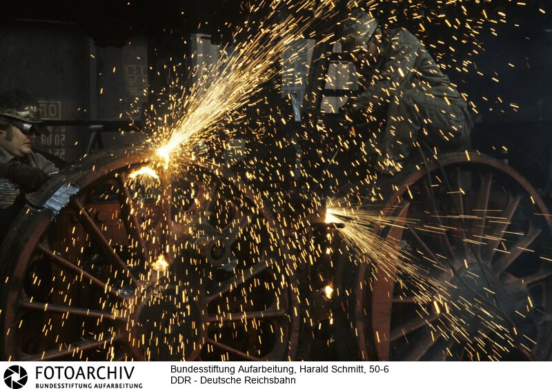 Im Bahnhof Meiningen wird eine 44er Dampflock in ihre Einzelteile zerlegt.  <BR>Aufnahmedatum: September 1982<BR>Material/Technik: Foto<BR>Aufnahmeort: Meiningen / DDR (Deutschland)<BR>Signatur: 50-6