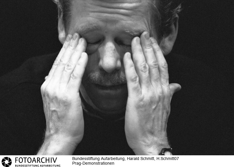 Demonstrationen in Prag in der Tschechoslowakei vom 21.-25.11.1989.Pressekonferenz des Buergerforums im Theater "Laterna Magica"  mit Vaclav HAVEL, der spater Präsident wurde. Novmember 1989.Film: 89 1114  Negativ: 14a<BR>Aufnahmedatum: November 1989<BR>Material/Technik: Foto<BR>Aufnahmeort: Prag / Tschechoslowakei (Tschechien)<BR>Signatur: H.Schmitt07