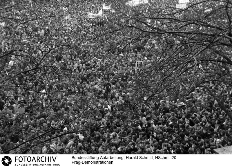 Demonstrationen in Prag in der Tschechoslowakei vom 21.-25.11.1989. Grossdemonstration auf dem Wenzelsplatz mit über 200 000 Menschen. Es spricht Alexander DUBCEK. Film: 89 1111  Negativ: 16.<BR>Aufnahmedatum: November 1989<BR>Material/Technik: Foto<BR>Aufnahmeort: Prag / Tschechoslowakei (Tschechien)<BR>Signatur: HSchmitt20