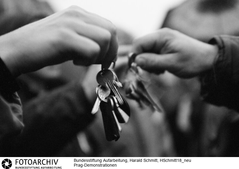 Der Schlüssel zum Protest: Wer gegen die Regierung und ihre Polizeimethoden ist, klingelt im November 1989 in Prag demonstrativ mit seinem Schlüsselbund und läutet damit symbolisch das Ende des kommunistischen Regimes ein. Film: 89 1111  Negativ: 29.<BR>Aufnahmedatum: November 1989<BR>Material/Technik: Foto<BR>Aufnahmeort: Prag / Tschechoslowakei (Tschechien)<BR>Signatur: HSchmitt18_neu