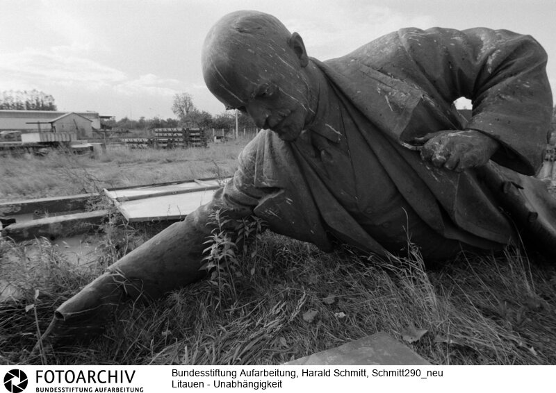 Einst "rührte er an den Schlaf der Welt".  Jetzt, im September 1991, lliegt Wladimir Iljitsch Uljanow, genannt Lenin, vom Denkmalssockel gestürzt, am Stadtrand von Litauens Hauptstadt Vilnius.<BR>Aufnahmedatum: September 1991<BR>Material/Technik: Foto<BR>Aufnahmeort: Vilnius / Litauen<BR>Signatur: Schmitt290_neu