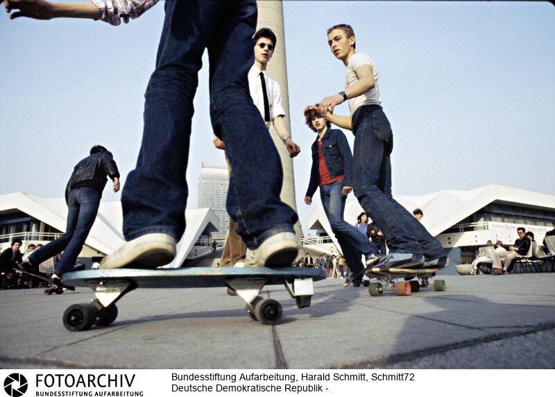 Die ersten DDR Skater vor dem Fernsehturm in Ost-Berlin.<BR>Aufnahmedatum: Mai 1982<BR>Material/Technik: Foto<BR>Aufnahmeort: Berlin / DDR (Deutschland)<BR>Signatur: Schmitt72