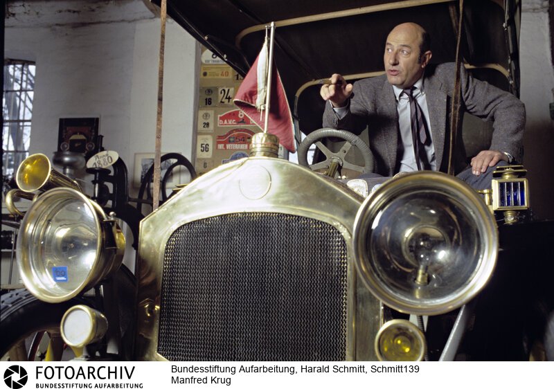 Der in der DDR äußerst populäre Schauspieler und Sänger wird mit einem teilweisen Berufsverbot bestraft und reist 1977 in den Westen aus. In Hamburg dreht er noch im gleichen Jahr seinen ersten "Tatort". Dia: P2/1.<BR>Person: Krug, Manfred, [08.02.1937 - 21.10.2016], (Krug, Manfred), deutscher Schauspieler, Sänger und Schriftsteller<BR>Aufnahmedatum: 1984<BR>Material/Technik: Foto / Dia<BR>Aufnahmeort: Westdeutschland (Deutschland)<BR>Signatur: Schmitt139