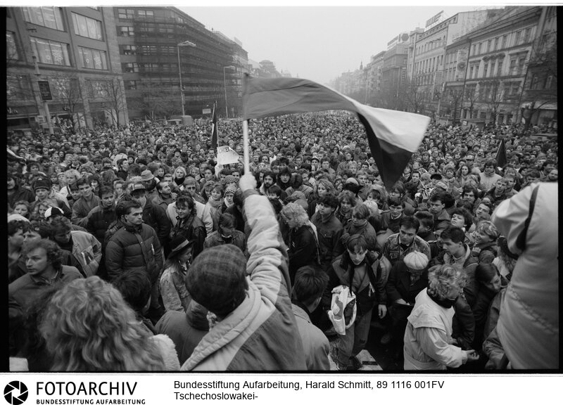 Prag während der Demonstrationen vom 21- 25.11. 1989. Auf dem Wenzelsplatz fordern 200 000 Menschen den Rücktritt der Regierung.<BR>Aufnahmedatum: November 1989<BR>Material/Technik: Foto<BR>Aufnahmeort: Prag / Tschechoslowakei (Tschechien)<BR>Signatur: 89 1116 001FV