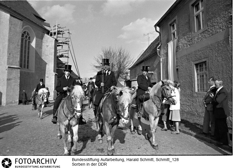 Osterreiten der Sorben am 15.04.1979 in Wittichenau in der DDR. Film: 79 0520  Negativ:10<BR>Aufnahmedatum: 15.04.1979<BR>Material/Technik: Foto<BR>Aufnahmeort: Wittichenau / Deutschland<BR>Signatur: Schmitt_128