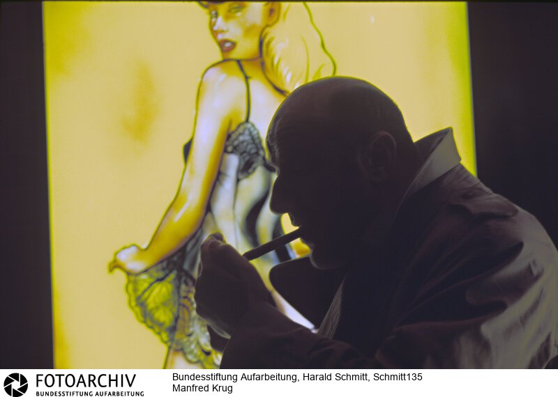 Der in der DDR äußerst populäre Schauspieler und Sänger wird mit einem teilweisen Berufsverbot bestraft und reist 1977 in den Westen aus. In Hamburg dreht er noch im gleichen Jahr seinen ersten "Tatort". Dia: P1/5.<BR>Person: Krug, Manfred, [08.02.1937 - 21.10.2016], (Krug, Manfred), deutscher Schauspieler, Sänger und Schriftsteller<BR>Aufnahmedatum: 1984<BR>Material/Technik: Foto / Dia<BR>Aufnahmeort: Westdeutschland (Deutschland)<BR>Signatur: Schmitt135