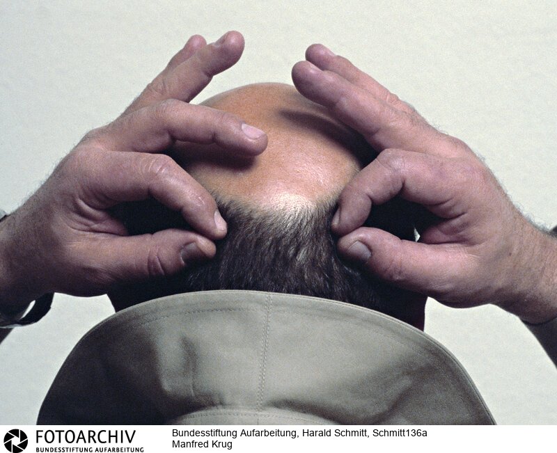 Der in der DDR äußerst populäre Schauspieler und Sänger wird mit einem teilweisen Berufsverbot bestraft und reist 1977 in den Westen aus. In Hamburg dreht er noch im gleichen Jahr seinen ersten "Tatort".<BR>Person: Krug, Manfred, [08.02.1937 - 21.10.2016], (Krug, Manfred), deutscher Schauspieler, Sänger und Schriftsteller<BR>Aufnahmedatum: 1984<BR>Material/Technik: Foto<BR>Aufnahmeort: Westdeutschland (Deutschland)<BR>Signatur: Schmitt136a