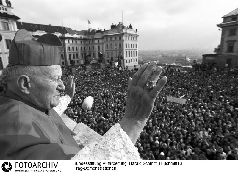 Am 21. November spricht der 90jährige Erzbischof von Prag, Kardinal Frantisek Tomasek vor der Prager Burg zu einer riesigen Menschenmenge und fordert sie zum Widerstand gegen das Regime und zur Unterstützung der Reformbewegung auf. Film: 89 1121  Negativ: 12a.<BR>Aufnahmedatum: 21.11.1989<BR>Material/Technik: Foto<BR>Aufnahmeort: Prag / Tschechoslowakei (Tschechien)<BR>Signatur: H.Schmitt13