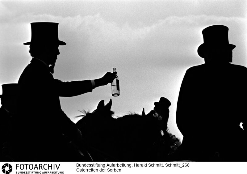 Osterreiten der Sorben, in einem Dorf bei Bautzen. Film: 81 0421  Negativ: 18<BR>Aufnahmedatum: 1981<BR>Material/Technik: Foto<BR>Aufnahmeort: Bautzen / Deutschland<BR>Signatur: Schmitt_268