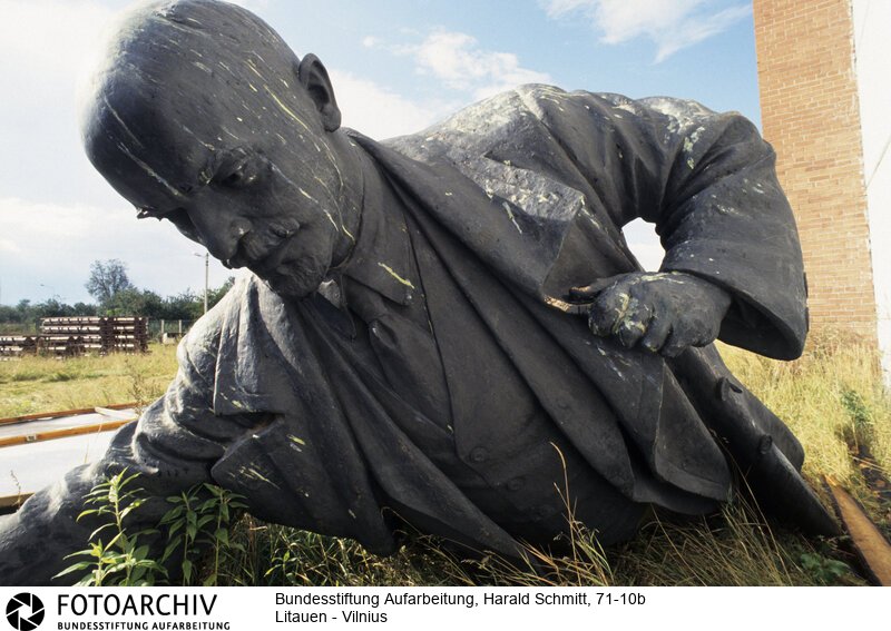 Auf einer Werft bei Tallin liegt der erste, nach dem Putsch gestürtzte Lenin im Gras. <BR>Aufnahmedatum: September 1991<BR>Material/Technik: Foto<BR>Aufnahmeort: Vilnius / Litauen<BR>Signatur: 71-10b