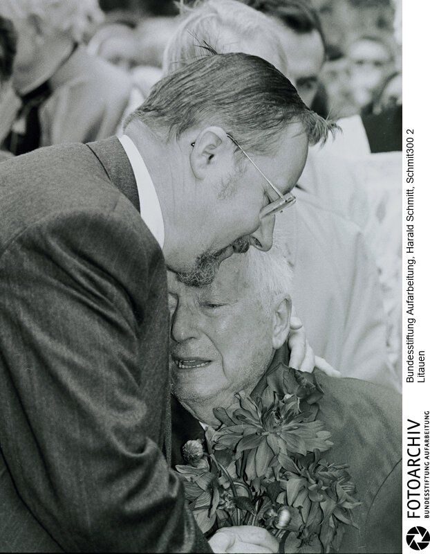 Litauen, ein Staat wird gegründet, nach der Lossagung von der UdSSR.Bei der Prozession zur Jahreserscheinung der Mutter Gottes in Schilava küsst Litauens neuer Präsident  Vitautas LANDSBERGIS seinen Vater Vitautas. Film: 91 0918  Negativ: 36a<BR>Person: Landsbergis, Vytautas, [18.10.1932 - ], litauischer Politiker, Staatsoberhaupt Litauens, Parlmentspräsident und Mitglied des EU Parlaments<BR>Aufnahmedatum: September 1991<BR>Material/Technik: Foto<BR>Aufnahmeort: ?iluva / Litauen<BR>Signatur: Schmit300 2