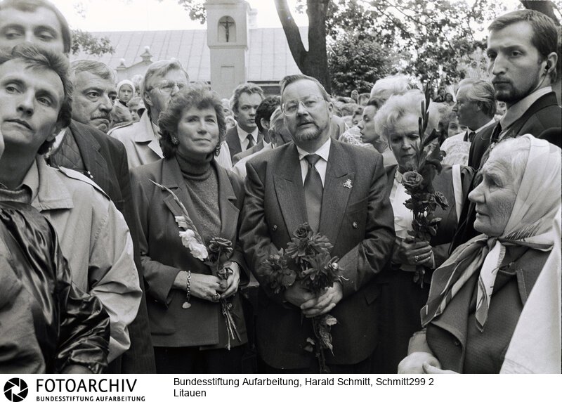 Litauen, ein Staat wird gegründet, nach der Lossagung von der UdSSR. Bei der Prozession zur Jahreserscheinung der Mutter Gottes in Schilava. Litauens neuer Präsident, Vitautas LANDSBERGIS, mit seiner Frau. Film: 91 0918; Negativ: 9a<BR>Person: Landsbergis, Vytautas, [18.10.1932 - ], litauischer Politiker, Staatsoberhaupt Litauens, Parlmentspräsident und Mitglied des EU Parlaments<BR>Aufnahmedatum: September 1991<BR>Material/Technik: Foto<BR>Aufnahmeort: ?iluva / Litauen<BR>Signatur: Schmitt299 2