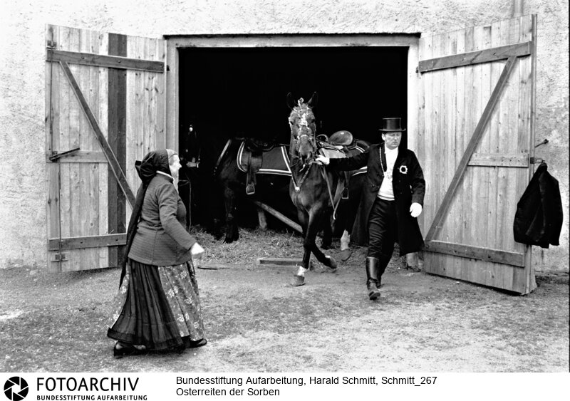 Vorbereitung auf das Osterreiten der Sorben, in einem Dorf bei Bautzen.F ilm: 81 0421  Negativ: 18<BR>Aufnahmedatum: 1981<BR>Material/Technik: Foto<BR>Aufnahmeort: Bautzen / Deutschland<BR>Signatur: Schmitt_267