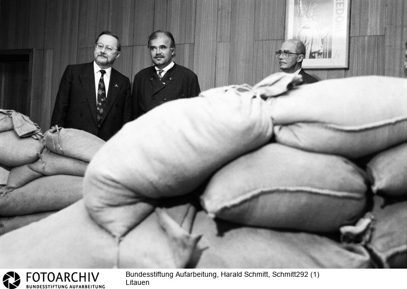 Bild 110. Litauen sucht neue Freunde. Zu den ersten Gästen, die Litauens neuer Präsident Vitautas Landsbergis noch hinter schützenden Sandsäcken empfängt, gehören im September 1991 die CSU-Parlamentarier Peter Gauweiler und Otto von Habsburg. Film: 91 0910  Negativ: 5a<BR>Person: Landsbergis, Vytautas, [18.10.1932 - ], litauischer Politiker, Staatsoberhaupt Litauens, Parlmentspräsident und Mitglied des EU Parlaments Gauweiler, Peter, [22.06.1949 - ], deutscher Politiker (CSU) und Bundestagsabgeordneter 2002-2015 Habsburg, Otto von, [20.11.1912 - 04.07.2011], ältester Sohn Kaiser Karls I. von Österreich, Politiker<BR>Aufnahmedatum: September 1991<BR>Material/Technik: Foto<BR>Aufnahmeort: Litauen<BR>Signatur: Schmitt292 (1)