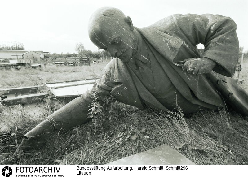 Litauen, ein Staat wird gegründet, nach der Lossagung von der UdSSR. Der erste gestürzte Lenin. Vor 14 Tagen vom Sockel geholt, jetzt im Kunstkombinat Dale bei Vilnius. 6m lang, 8 t schwer. Film: 91 0902  Negativ: 2a<BR>Aufnahmedatum: September 1991<BR>Material/Technik: Foto<BR>Aufnahmeort: Vilnius / Litauen<BR>Signatur: Schmitt296