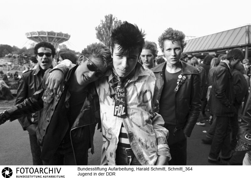 Freche deutsche Jugend: Bei einem Konzert der Punk-Rock-Gruppe "Pankow" im Kulturpark Plänterwald in Ost-Berlin tragen DDR-Punks die Kennzeichen ihrer westlichen Brüder. Auch den abgeschnittenen Schlips mit der Aufschrift "Fuck the Spießer". Film: 82 0538  Negativ: 26a.<BR>Aufnahmedatum: 1982<BR>Material/Technik: Foto<BR>Aufnahmeort: Berlin / DDR (Deutschland)<BR>Signatur: Schmitt_364