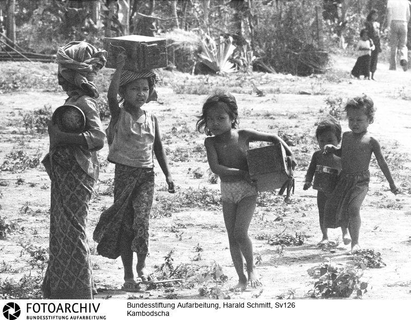 Letzter Ansturm auf PNOM PENH - Die Streitkräfte der Roten Khmer haben die Hauptstadt Pnom Penh von drei Seiten eingekesselt. Die Stadt wird bald fallen. Sie setzen Granatwerfer ein, die eine grössere Genauigkeit als Geschütze haben.Die Regierungstruppen benötigen jeden, der eine Waffe.halten kann, auch wenn sie noch Kinder sind. <BR>Aufnahmedatum: April 1975<BR>Material/Technik: Foto<BR>Aufnahmeort: Pnom Penh / Kambodscha<BR>Signatur: Sv126