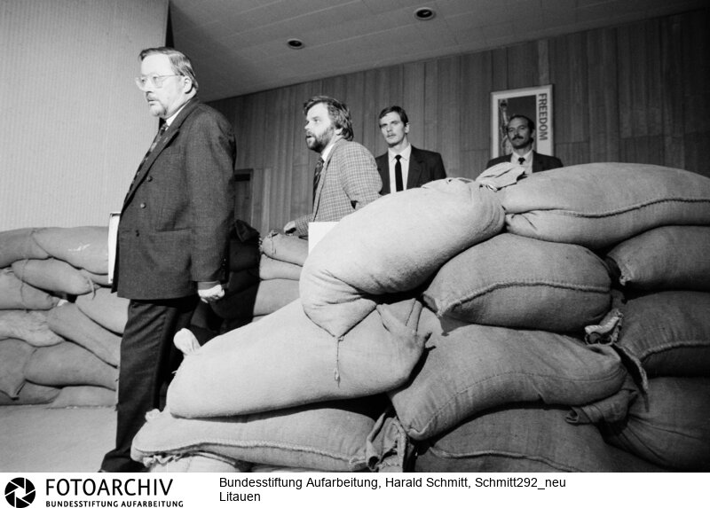 Der neue Präsident Litauens Vitautas LANDSBERGIS  hinter Sandsäcken in seinem Büro (l). Film: 91 0910  Negativ: 5a<BR>Person: Landsbergis, Vytautas, [18.10.1932 - ], litauischer Politiker, Staatsoberhaupt Litauens, Parlmentspräsident und Mitglied des EU Parlaments<BR>Aufnahmedatum: September 1991<BR>Material/Technik: Foto<BR>Aufnahmeort: Litauen<BR>Signatur: Schmitt292_neu