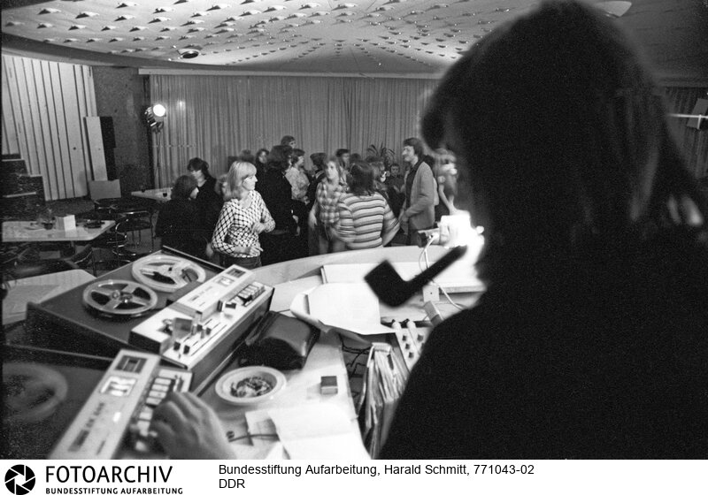 Tanzveranstaltung der FDJ (Freie Deutsche Jugend) in Ost-Berlin. Film:771043; Neg:15<BR>Aufnahmedatum: Oktober 1977<BR>Material/Technik: Foto<BR>Aufnahmeort: Berlin / DDR (Deutschland)<BR>Signatur: 771043-02