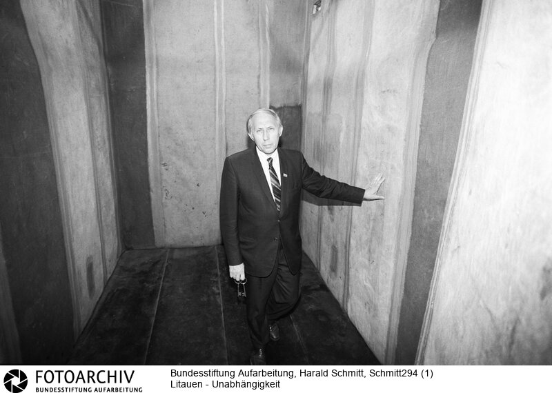 Balys Gayaukas zeigt die Zelle des KGB-Gefängnisses, in der er Jahre seines Lebens gesessen hat. Insgesamt verbrachte der 63jährige 37 Jahre in den Zuchthäusern und Lagern des sowjetischen Geheimdienstes. Die neue Regierung machte ihn zum Auflöser des KGB.<BR>Aufnahmedatum: September 1991<BR>Material/Technik: Foto<BR>Aufnahmeort: Litauen<BR>Signatur: Schmitt294 (1)