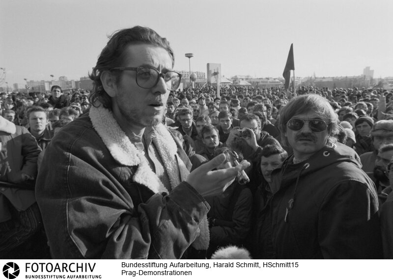 Demonstrationen in Prag in der Tschechoslowakei vom 21.-25.11.1989. Grossdemonstration vor dem Gebaeude des staatlichen Fernsehens, das von der Miliz besetzt wurde. Im Vordergrund Drehbuchautor Miros FEDAS. Film: 89 1126  Negativ: 23a.<BR>Aufnahmedatum: November 1989<BR>Material/Technik: Foto<BR>Aufnahmeort: Prag / Tschechoslowakei (Tschechien)<BR>Signatur: HSchmitt15