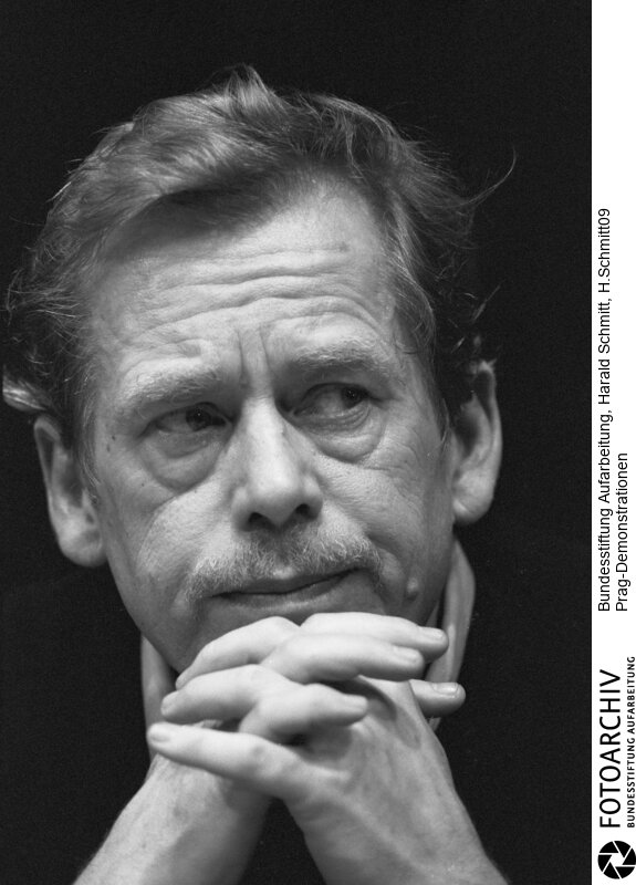 Demonstrationen in Prag in der Tschechoslowakei vom 21.-25.11.1989. Pressekonferenz des Buergerforums im Theater "Laterna Magica"  mit Vaclav HAVEL, der später Präsident wurde. Film: 89 1114  Negativ: 23<BR>Aufnahmedatum: November 1989<BR>Material/Technik: Foto<BR>Aufnahmeort: Prag / Tschechoslowakei (Tschechien)<BR>Signatur: H.Schmitt09