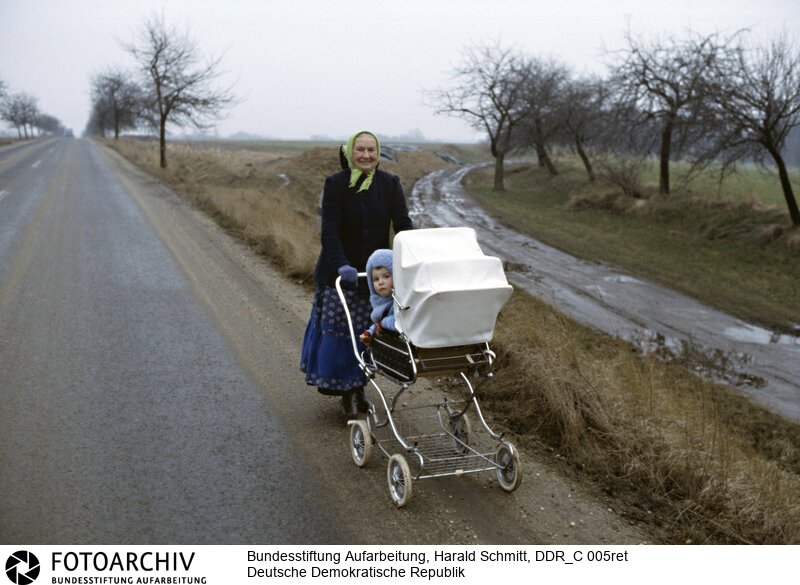 Sorbin mit Kind auf einer Landstrasse in der Nähe von Bautzen. DIA:  4/1<BR>Aufnahmedatum: Januar 1978<BR>Material/Technik: Foto / Dia<BR>Aufnahmeort: Bautzen / Deutschland<BR>Signatur: DDR_C 005ret