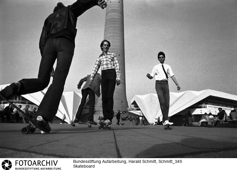 Die ersten DDR Jugendlichen die Skateboard fahren. Im Hintergrund der Fernsehturm in Ost-Berlin. Film:82 0407 Negativ:22a<BR>Aufnahmedatum: 1982<BR>Material/Technik: Foto<BR>Aufnahmeort: Berlin / DDR (Deutschland)<BR>Signatur: Schmitt_349