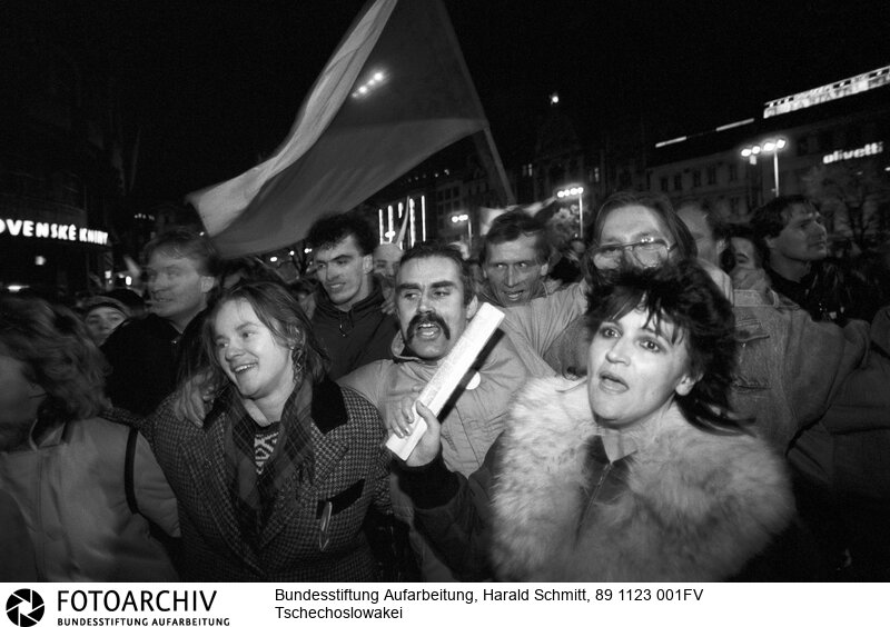 Prag während der Demonstartionen vom 21- 25.11. 1989. Auf dem Wenzelsplatz fordern 200 000 Menschen den Rücktritt der Regierung. Nachdem sie vom Rücktritt Jakeschs erfahren haben, tanzen sie und singen ausgelassen.<BR>Aufnahmedatum: November 1989<BR>Material/Technik: Foto<BR>Aufnahmeort: Prag / Tschechoslowakei (Tschechien)<BR>Signatur: 89 1123 001FV