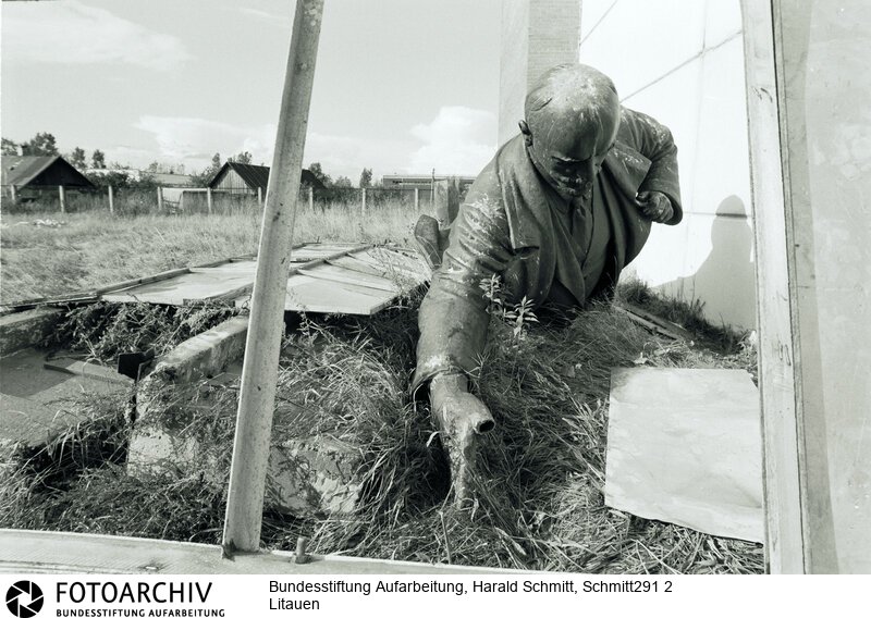 Litauen, ein Staat wird gegruendet, nach der Lossagung von der UdSSR. Der erste gestürzte Lenin. Vor 14 Tagen vom Sockel geholt, jetzt im Kunstkombinat Dale bei Vilnius. 6m lang, 8 t schwer. Film: 91 0911  Negativ: 28<BR>Aufnahmedatum: September 1991<BR>Material/Technik: Foto<BR>Aufnahmeort: Vilnius / Litauen<BR>Signatur: Schmitt291 2