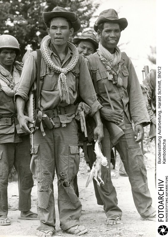 Die Roten Khmer treten den letzten Ansturm auf die Kambodschanische Hauptstadt Pnom Penh an. Einige Einheiten sollen sich schon in der Stadt befinden. Ein kleiner Vogel gegen den grossen Hunger der Regierungssoldaten. Bild Nr. 75 0878<BR>Aufnahmedatum: April 1975 <BR>Material/Technik: Foto<BR>Aufnahmeort: Pnom Penh / Kambodscha<BR>Signatur: Sh012