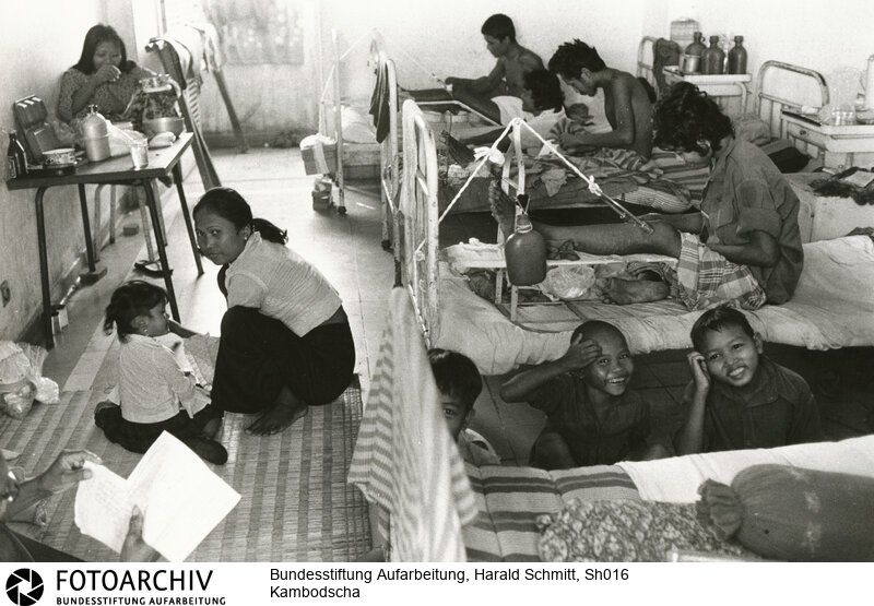 Die Roten Khmer treten den letzten Ansturm auf die Kambodschanische Hauptstadt Pnom Penh an. Einige Einheiten sollen sich schon in der Stadt befinden. Die Kranken und Hilfsbedürftigen werden in allen noch zur Verfügung stehenden Räumen und Hallen untergebracht. Hier in einer Turnhalle in Pnom Penh. Bild Nr. 75 015.<BR>Aufnahmedatum: April 1975<BR>Material/Technik: Foto<BR>Aufnahmeort: Pnom Penh / Kambodscha<BR>Signatur: Sh016