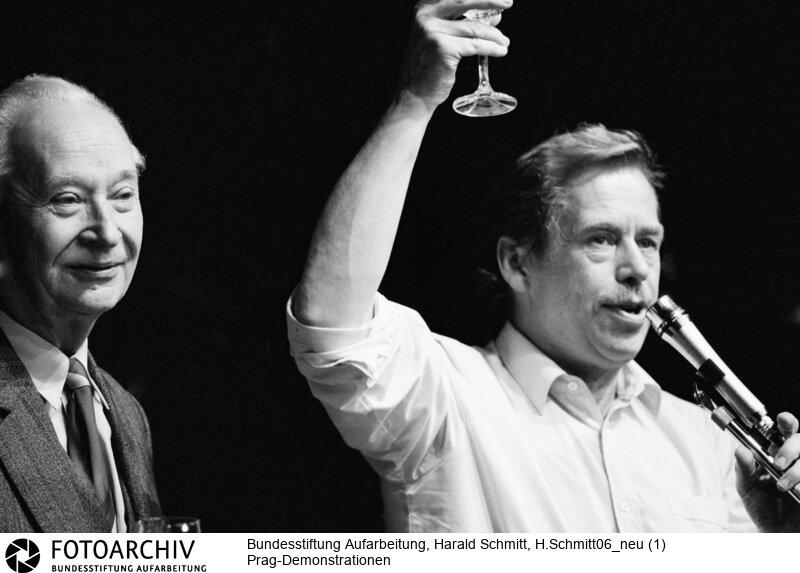 Vaclav Havel hebt sein Glas auf den Triumph des Volkes und die Zukunft der Tschechoslowakei. Fünf Wochen später wird er zum Präsidenten gewählt.<BR>Aufnahmedatum: November 1989<BR>Material/Technik: Foto<BR>Aufnahmeort: Prag / Tschechoslowakei (Tschechien)<BR>Signatur: H.Schmitt06_neu (1)