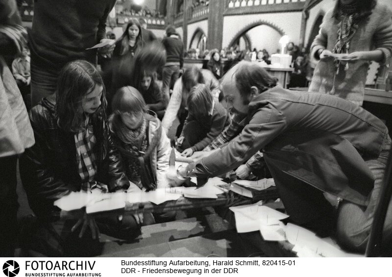Ostermesse in der Erlöserkirche in Ost-Berlin mit Pastor Rainer EPPELMANN.<BR>Person: Eppelmann, Rainer, [12.2.1943 -], deutscher evangelischer Pfarrer, Bürgerrechtler und seit 1998 Vorstandsvorsitzender der Bundesstiftung zur Aufarbeitung der SED-Diktatur<BR>Aufnahmedatum: 1982<BR>Material/Technik: Foto<BR>Aufnahmeort: Berlin / DDR (Deutschland)<BR>Signatur: 820415-01