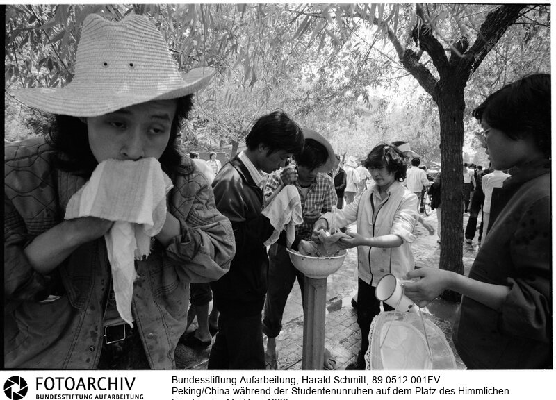 Hier waschen sich Studenten und bekommen Essen, welches die Bevölkerung gespendet hat.<BR>Aufnahmedatum: Mai / Juni 1989<BR>Material/Technik: Foto<BR>Aufnahmeort: Peking / China<BR>Signatur: 89 0512 001FV