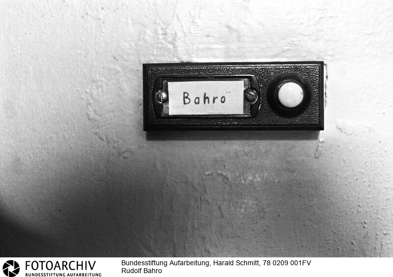 Der DDR-Schriftsteller wurde sofort verhaftet, nachdem sein Buch "Die Alternative" im Westen erschienen ist. Das Foto zeigt sein Klingelschild in der Streustrasse 23 in Ost-Berlin. <BR>Aufnahmedatum: Februar 1978<BR>Material/Technik: Foto<BR>Aufnahmeort: Berlin / DDR (Deutschland)<BR>Signatur: 78 0209 001FV