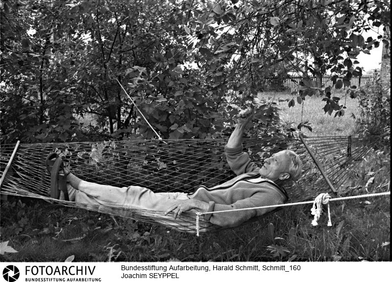 Foto zeigt den 1973 aus der Bundesrepublik in die DDR übergesiedelten Schriftsteller Joachim SEYPPEL der jetzt in Drispeth in Mecklenburg lebt. Film:79 0614  Negativ:35<BR>Person: Seyppel, Joachim, [03.11.1919 - 25.12.2012], deutscher Schriftsteller und Literaturwissenschaftler<BR>Aufnahmedatum: 1979<BR>Material/Technik: Foto<BR>Aufnahmeort: Drispeth / DDR (Deutschland)<BR>Signatur: Schmitt_160