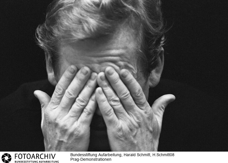 Demonstrationen in Prag in der Tschechoslowakei vom 21.-25.11.1989.Pressekonferenz des Buergerforums im Theater "Laterna Magica"  mit Vaclav HAVEL, der später Präsident wurde. Film: 89 1114  Negativ: 13a.<BR>Aufnahmedatum: November 1989<BR>Material/Technik: Foto<BR>Aufnahmeort: Prag / Tschechoslowakei (Tschechien)<BR>Signatur: H.Schmitt08